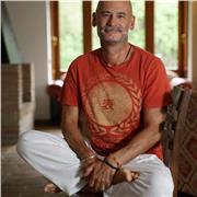Monitor de yoga especialista personas mayores, jubilados con movilidad reducida. Monitor de chikung terapéutico
